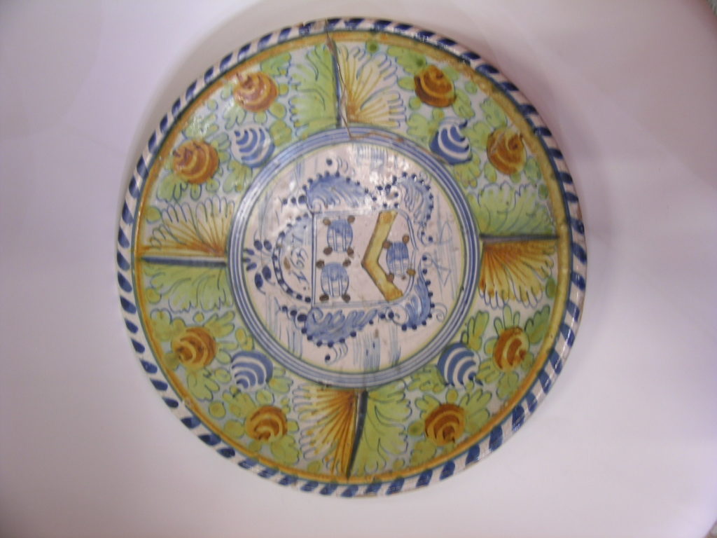 Dish with coat of arms 1637, Delft, Netherlands