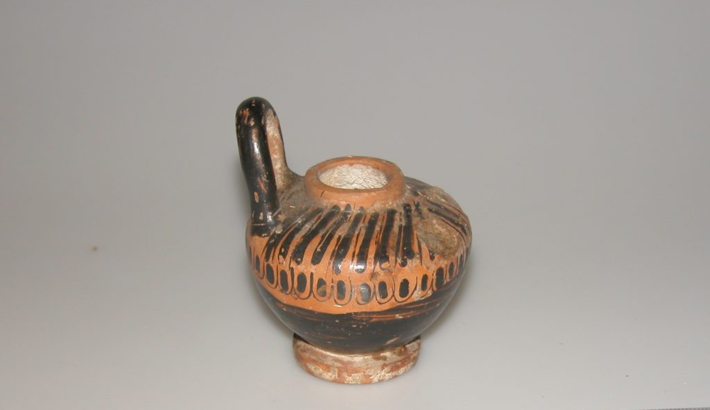 Small urn with arabesque patterns
