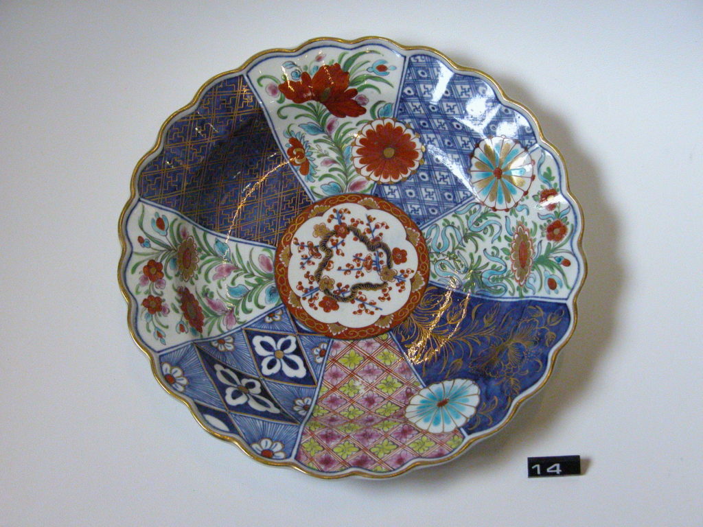 Plate with patterned segments in Japanese style