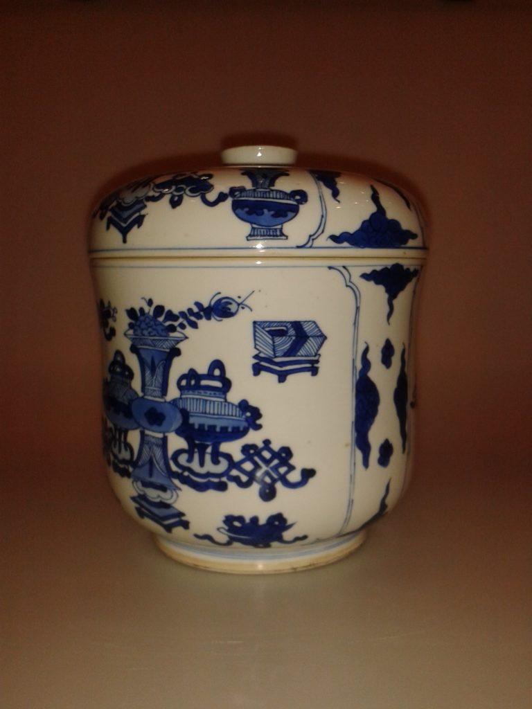 Blue and white covered bowl China, K’ang Hsi period (1662-1722)