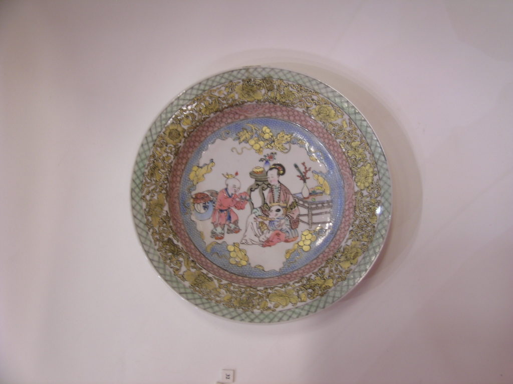 Plate with Chinese figures Porcelain
