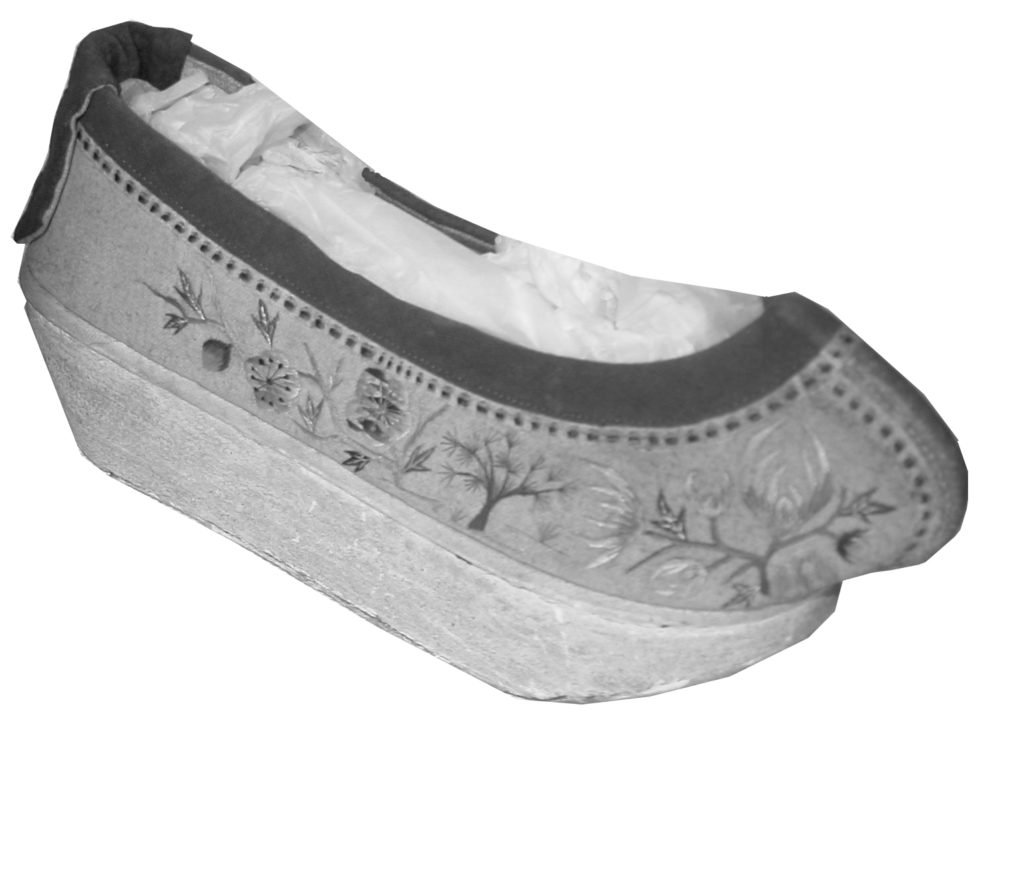 Chinese shoes and purse 19th to 20th century